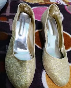 High heel s velly sandals  😊😊 which u can can wear at any type of functions at your home ...it can also use as partwear🤩🤩