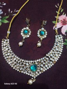 Sot jewellery set with earnings
