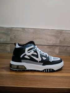 Stylish Black &amp; White Sneakers