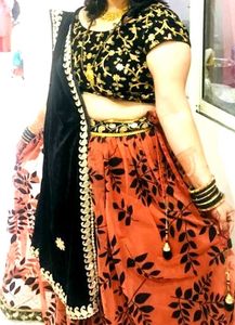 lehenga choli m embroidery work hai aur velvet ka