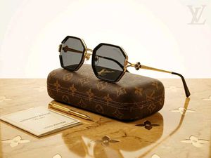 LOUIS VUITTON SUNGLASSES**ORIGINAL SHOWROOM ARTICL