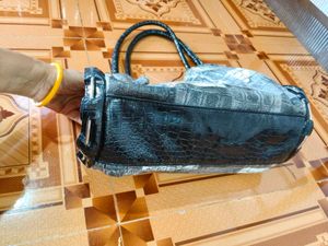 Stylish Crocodile Print Handbag