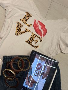 Love Kiss Graphic Pinteresty T-Shirt