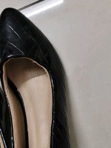 Chic Black Dawars Croc-Embossed Flats