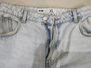 Light Wash Ripped Jeans