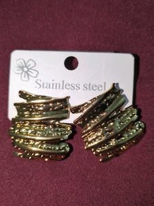 Elegant Gold Earrings Set
