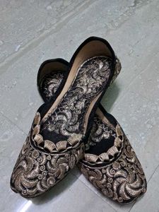 Embroidered Juttis - Black & Gold