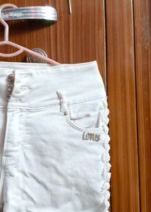 Pure white skinny-fit jeans featuring elegant pear