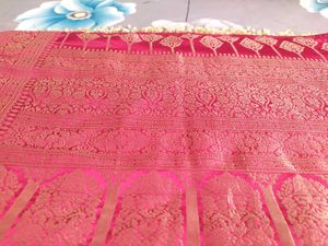 Elegant Pink Silk Saree with Intricate Weave