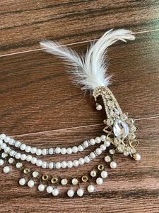 Exquisite Pearl &amp; Crystal Brooch with Feather