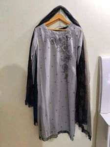 Elegant Grey Kurta Set with Intricate Embellishmen