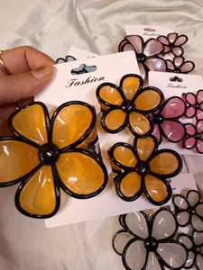 Flower Hair Claw Clips Set of two cards