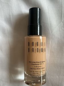 Bobbi Brown Foundation & Huda Beauty Lip