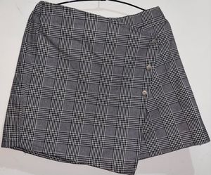 High waisted skorts with button detailing