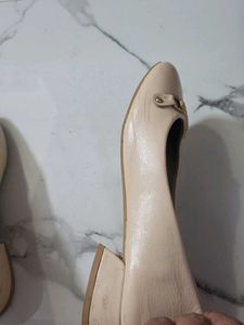 Elegant Beige Ballet Flats with Gold Accent