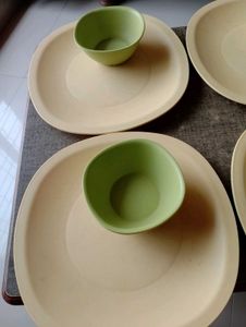 Tupperware Dinner Set