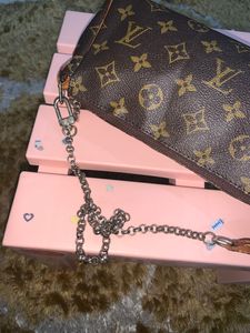 LV 💼