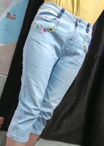 Knee Length Capri Jeans For Girls