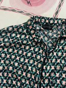 Stylish Geometric Print Tie-Front Crop Top