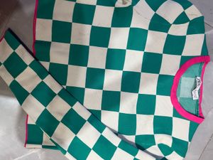 💚✨ Green &amp; White Checkered Top ✨💚