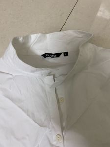 Chic White Cropped Shirt with Tie