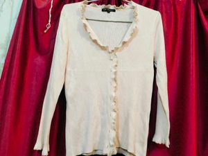 Elegant Knit Cardigan with Ruffle Detail