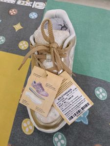 Sports shoes