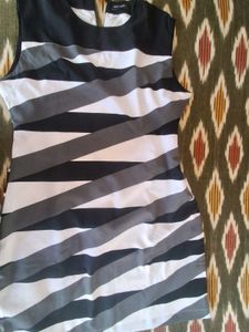 Chic Striped Sleeveless Dress
