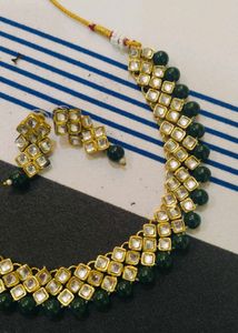 Elegant Kundan Necklace with Earrings