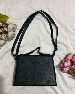 Savana Black Textured Handbag