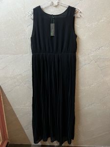 Elegant Black Pleated Ankle-Length Maxi Dress