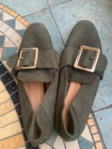 Stylish Suede Loafers with Buckle Accent