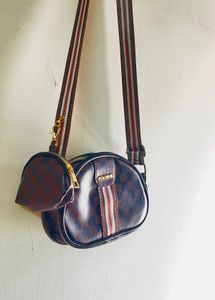 Stylish Gucci sling bag with pouch