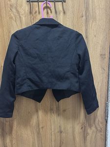 Chic Black Cropped Blazer