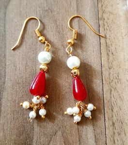 Beautiful pearl and meron drop beds set.just now I make this two jewellery sets.very good quality metirial  👌 👍 ❤