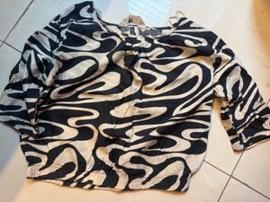 H&amp;M Stylish Swirl Print Cropped Top