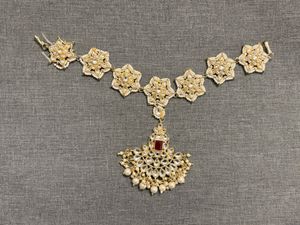 Elegant Kundan Maang Tikka