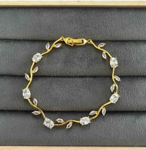 White Tulip Bracelet 🦢