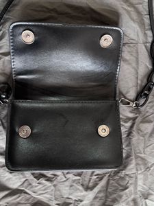 BLACK SLING BAG