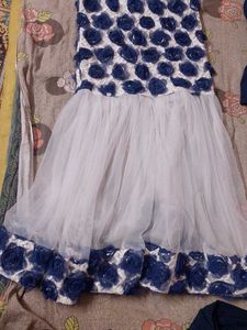 This elegant navy blue and white body dress featur