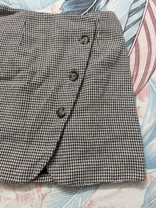 Short skirt in houndstooth