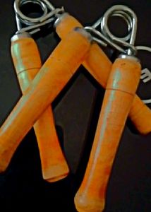 Unlock Your Hand Strength: 2-Piece Wooden Handle Hand Grips for Powerful Workouts"