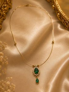 Elegant Emerald &amp; Diamond Necklace