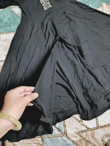 Elegant Black Embroidered Kurta