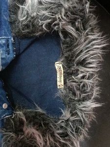 CUTE 💕 AND STYLISH 😎Fur Collar Denim Vest