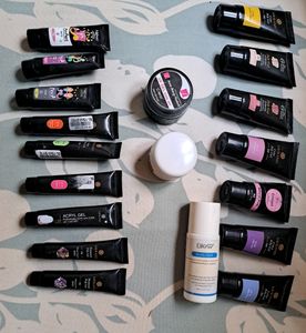 Set of 16 polygels and 1 UV gel and 1 polymer powder. Used For Creating Nail Extensions