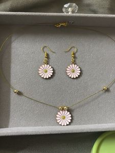 Daisy Flower Necklace and Earrings Set