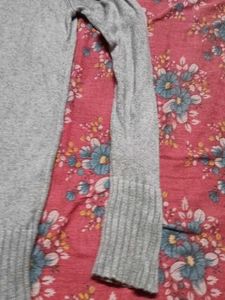 Bundle of 2 Women's sweater top ...