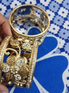 Exquisite Golden Bangle with Crystals