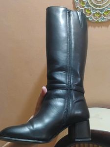 Chic Black Knee-High Boots